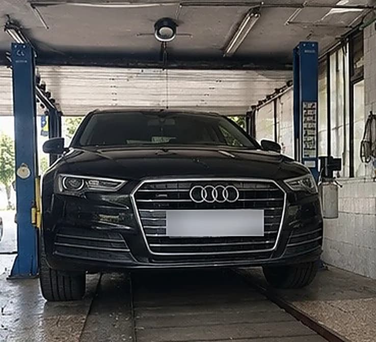 Vozilo na servisnom kanalu u radionici Auto servis MEX