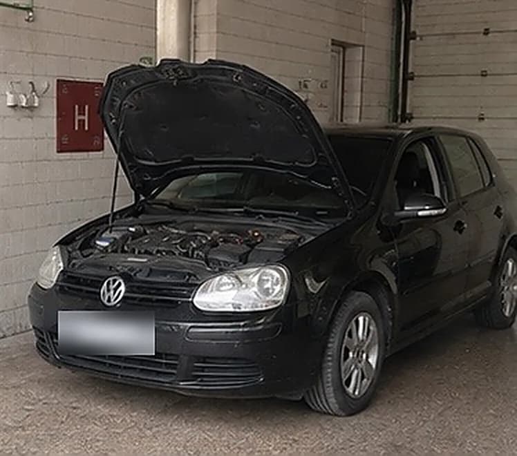 Otvoren motorni prostor vozila tokom mehaničke intervencije u radionici Auto servis MEX