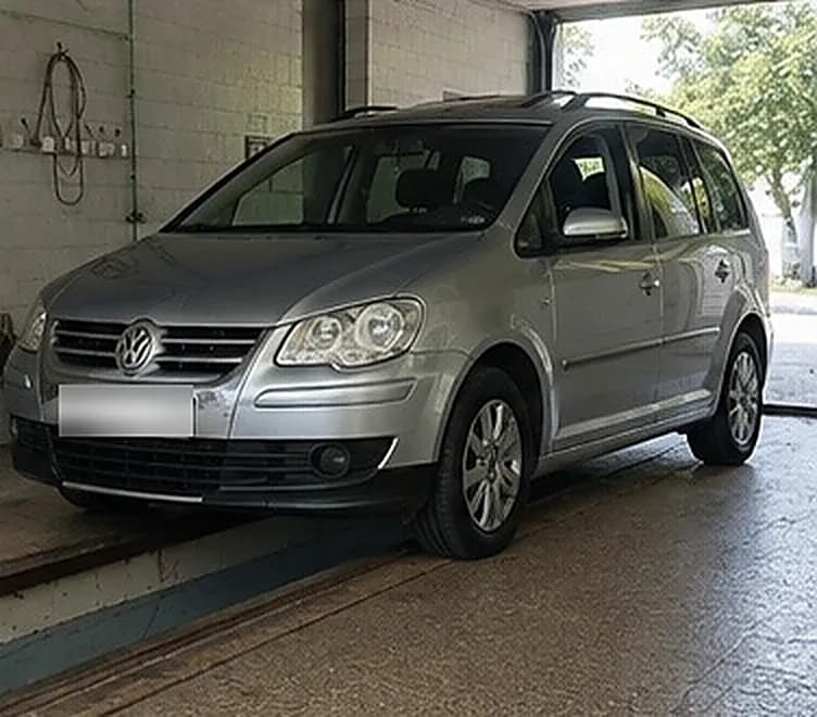 Vozilo na servisnom kanalu tokom redovnog održavanja